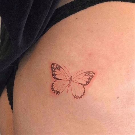 tatuajes de mariposas en la nalga|Tatuaje mariposa nalga